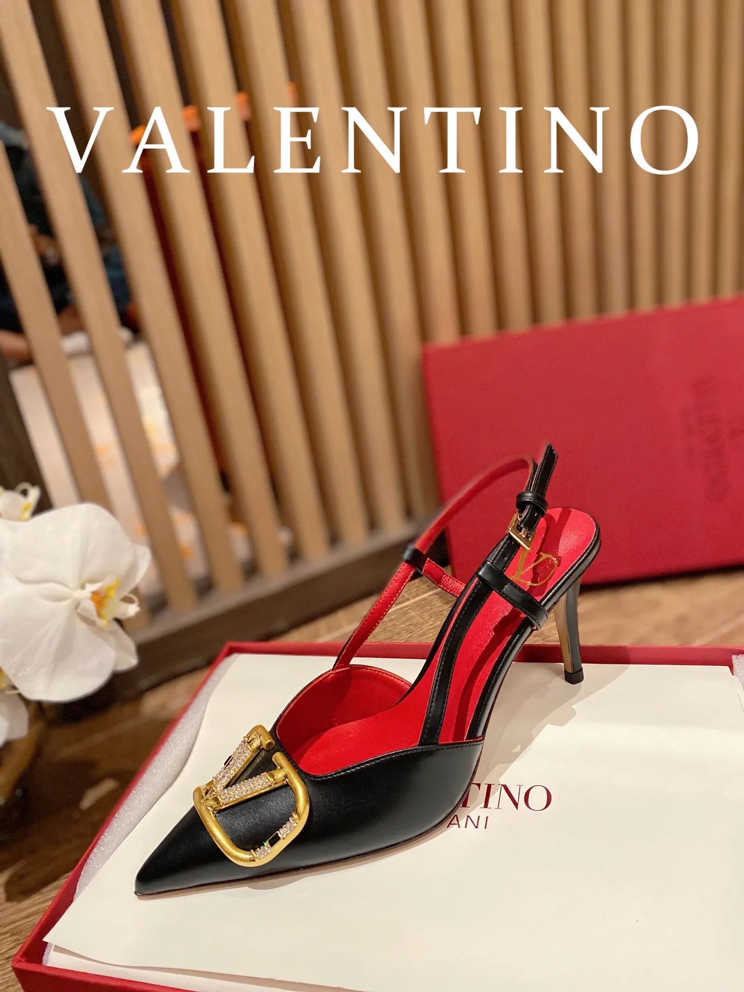 👟👟Ex-factory price 520👟👟 𝑉𝐴𝐿𝐸𝑁𝑇𝐼𝑁𝑂 Valentino ♡ The latest series of the counter 💯The new season of Valentino replaces the usual rivet elements with the initial V bronze (dotted buckle) buckle, simplifying the complexity Make the design more refined and durable. No matter your age, it can easily fit on your feet and make your feet look slimmer! The new season lives up to expectations! Worth buying ★Imported cowhide is absolutely high-grade ❥Original method is absolutely sensual ❥Elegant style creates a different feeling🙈 Simple temperament style!  ♡ show bdetails ———————————— ⊿▸: Size｜35-40 (customized at 34.40.41.42) ⊿▸: Material｜Imported cowhide ⊿▸: Material｜Exclusive molded rhinestone buckle ⊿▸: Material | Padded sheepskin ⊿▸: Material |Italian 🇮🇹 genuine leather outsole (the original 1:1 method has a wood grain shape) ⊿▸: Heel height｜8cm